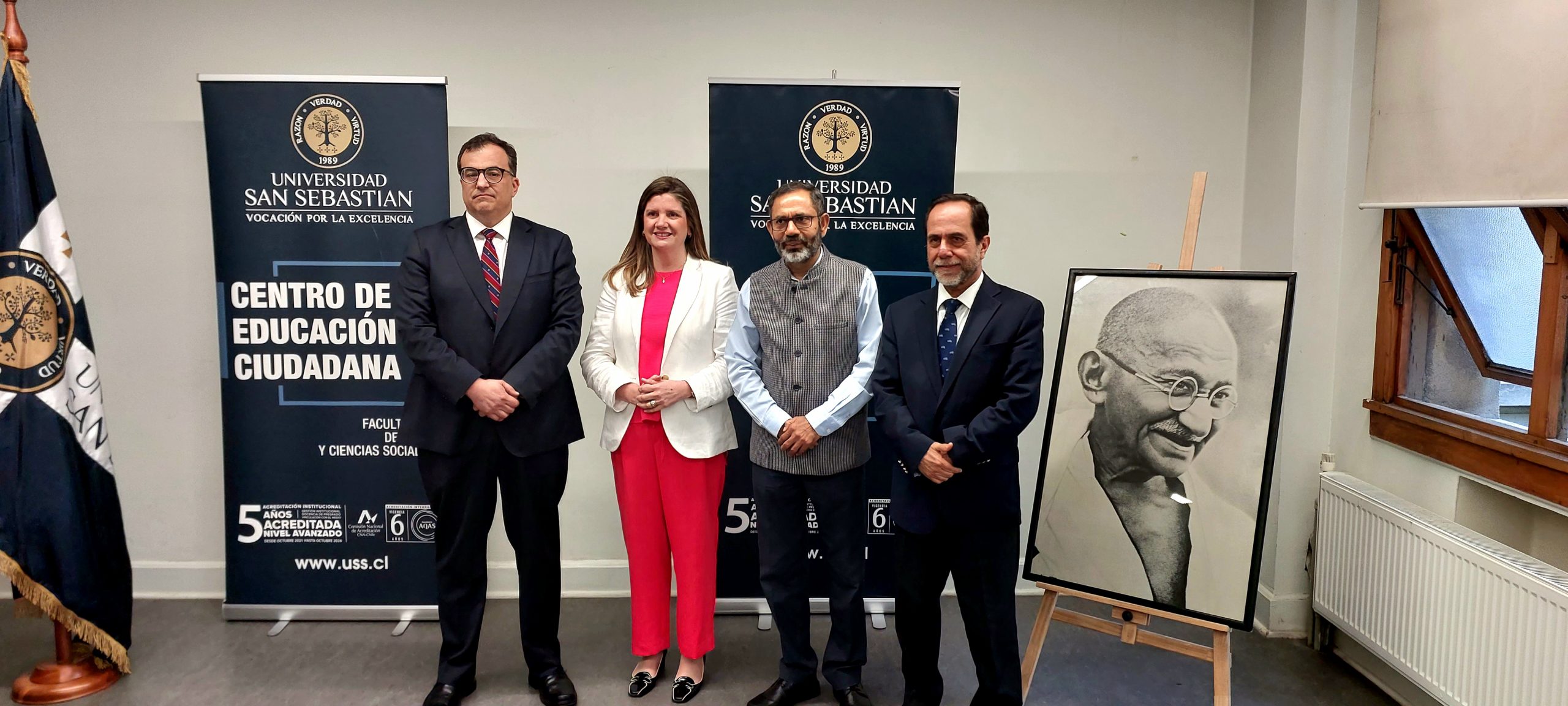 Directora Ejecutiva del CAM Santiago recibe el Premio Mahatma Gandhi