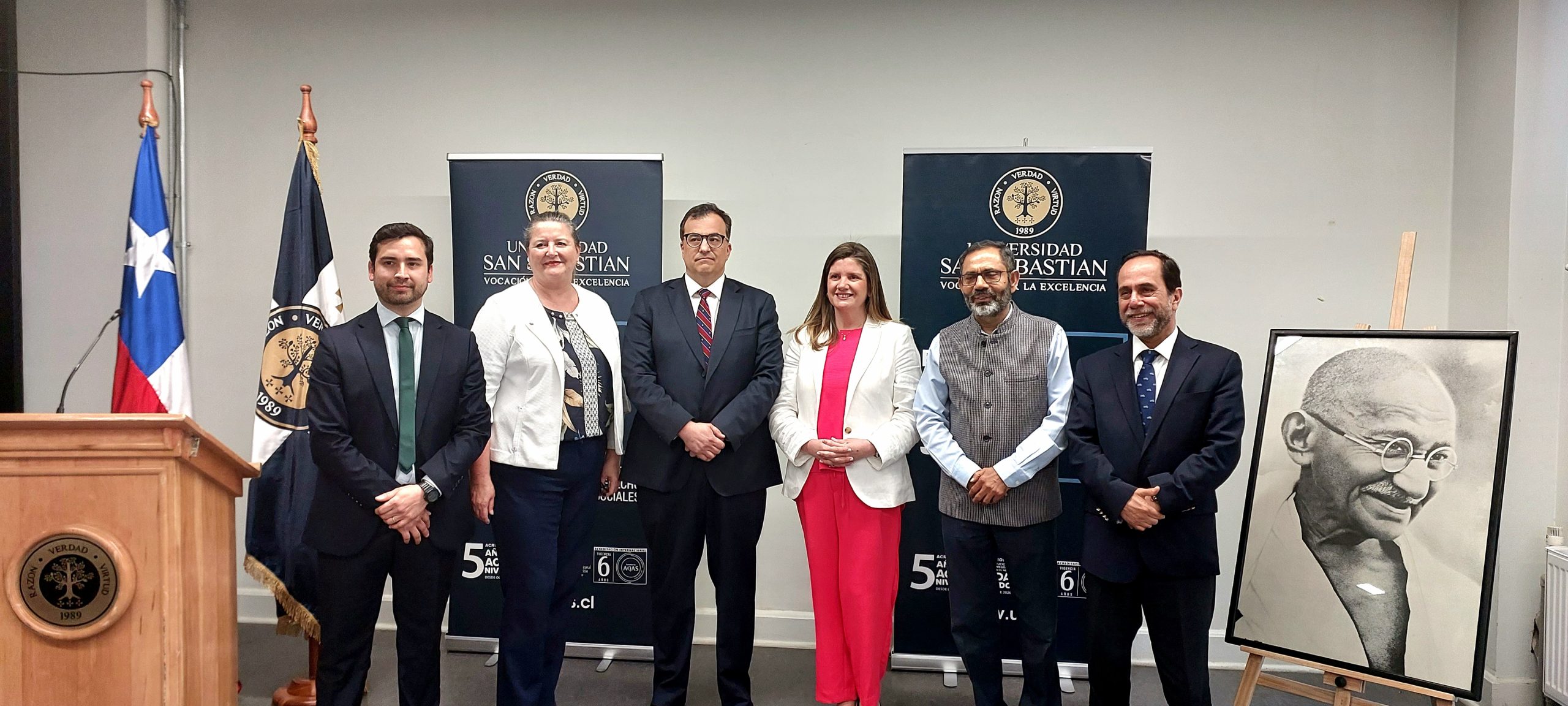 Directora Ejecutiva del CAM Santiago recibe el Premio Mahatma Gandhi