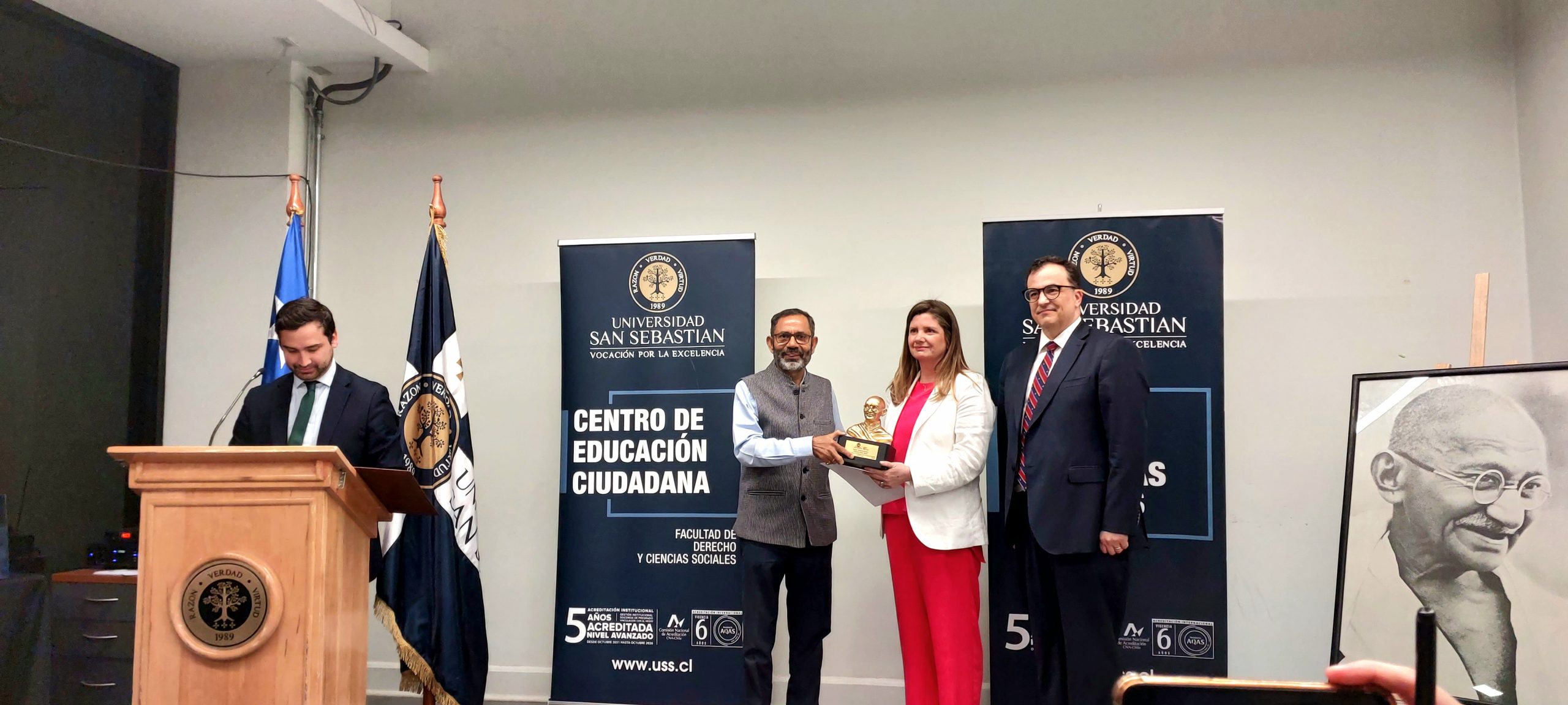 Directora Ejecutiva del CAM Santiago recibe el Premio Mahatma Gandhi