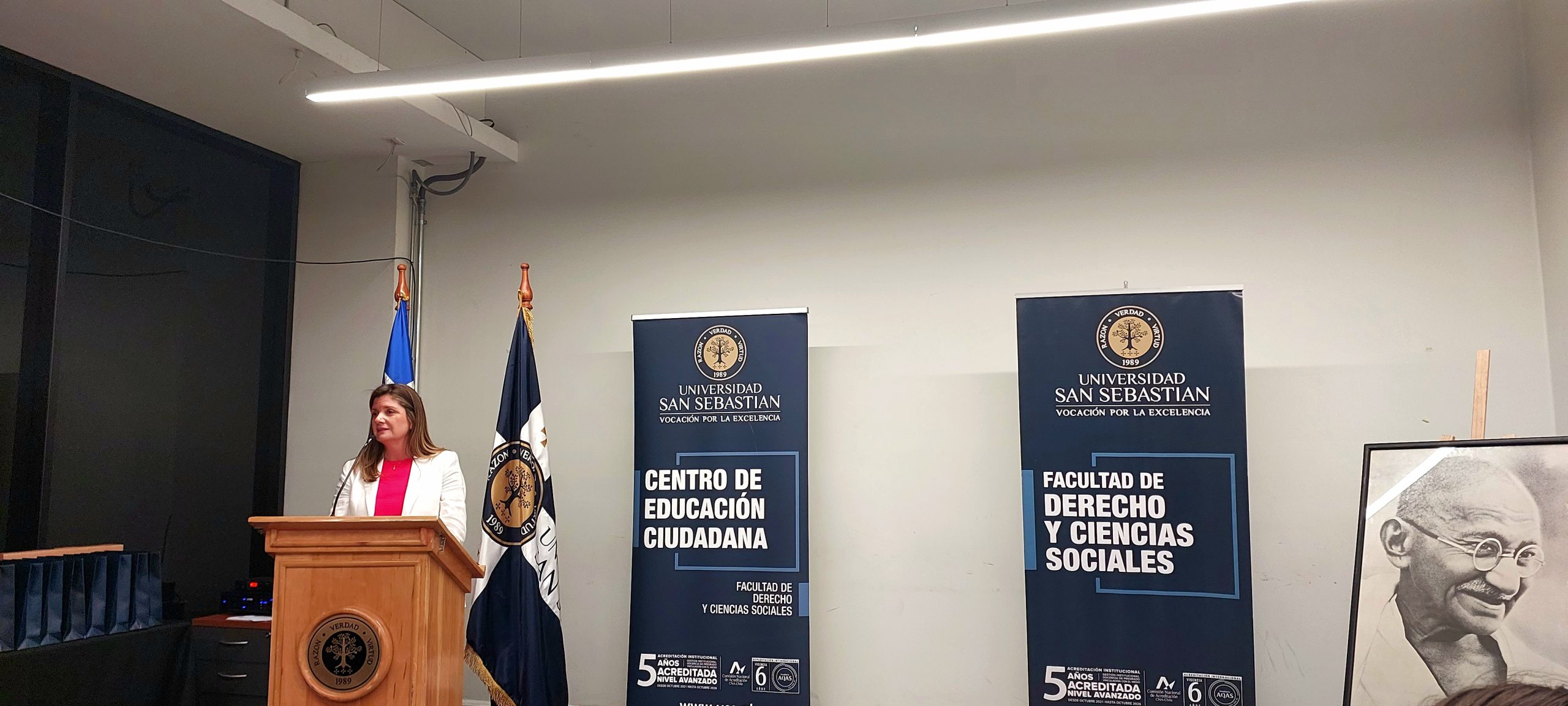 Directora Ejecutiva del CAM Santiago recibe el Premio Mahatma Gandhi