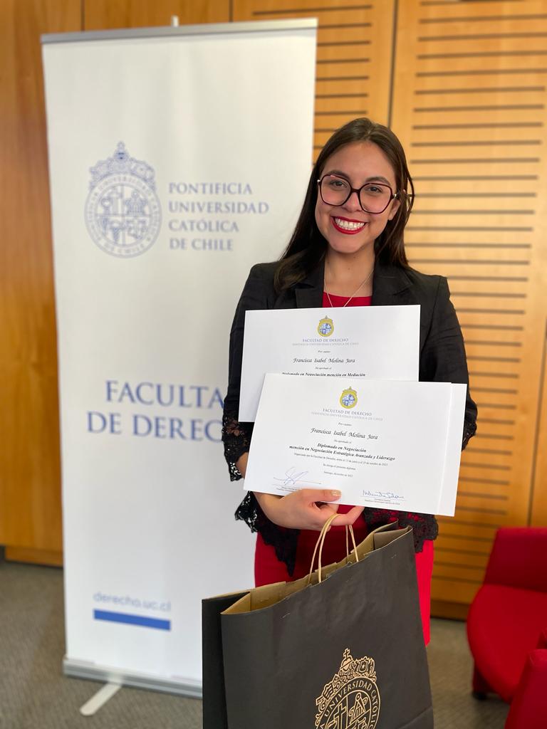 Francisca Molina aprueba «Diplomado en Negociación» de la Pontificia Universidad Católica de Chile