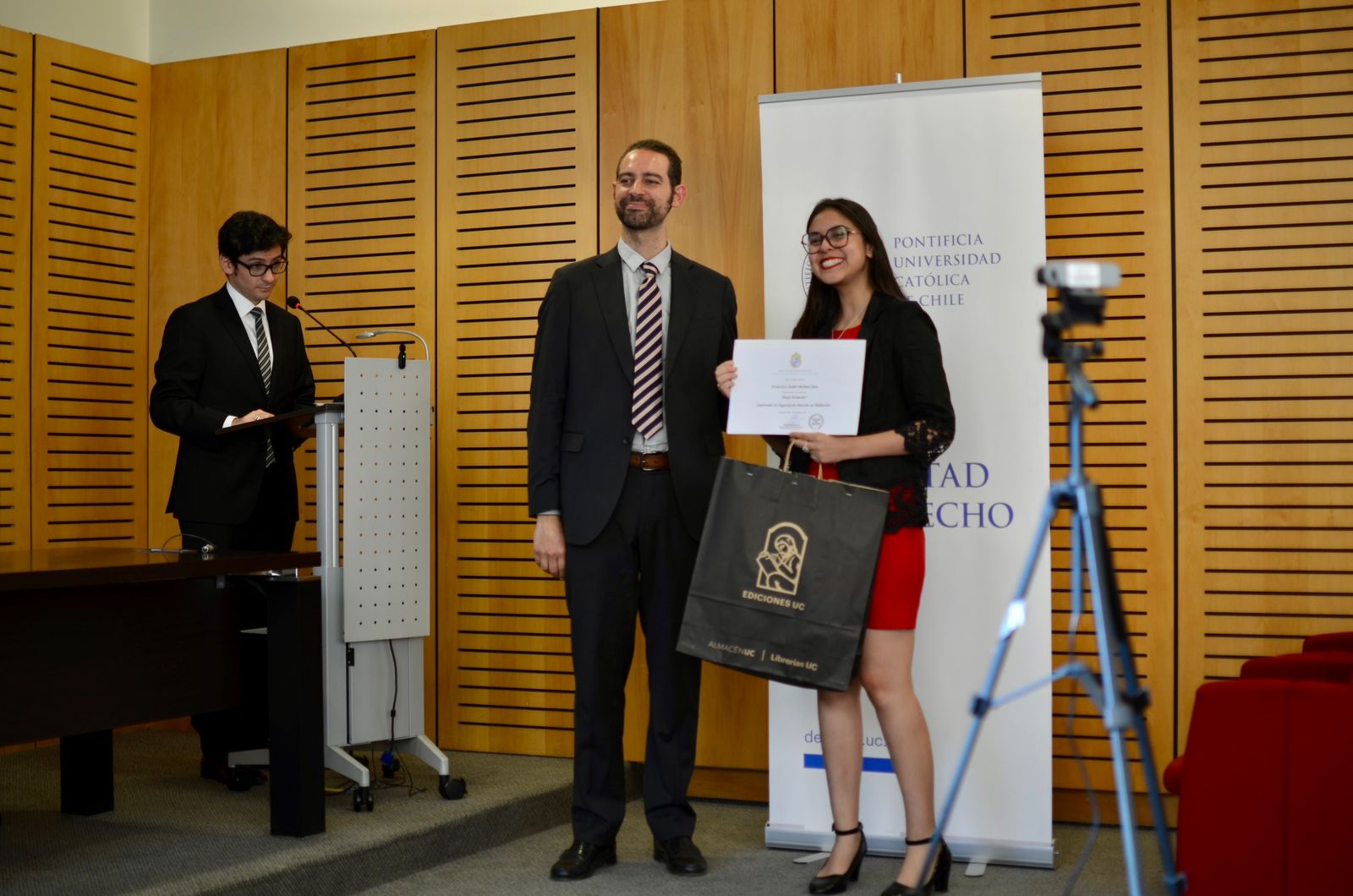 Francisca Molina aprueba «Diplomado en Negociación» de la Pontificia Universidad Católica de Chile