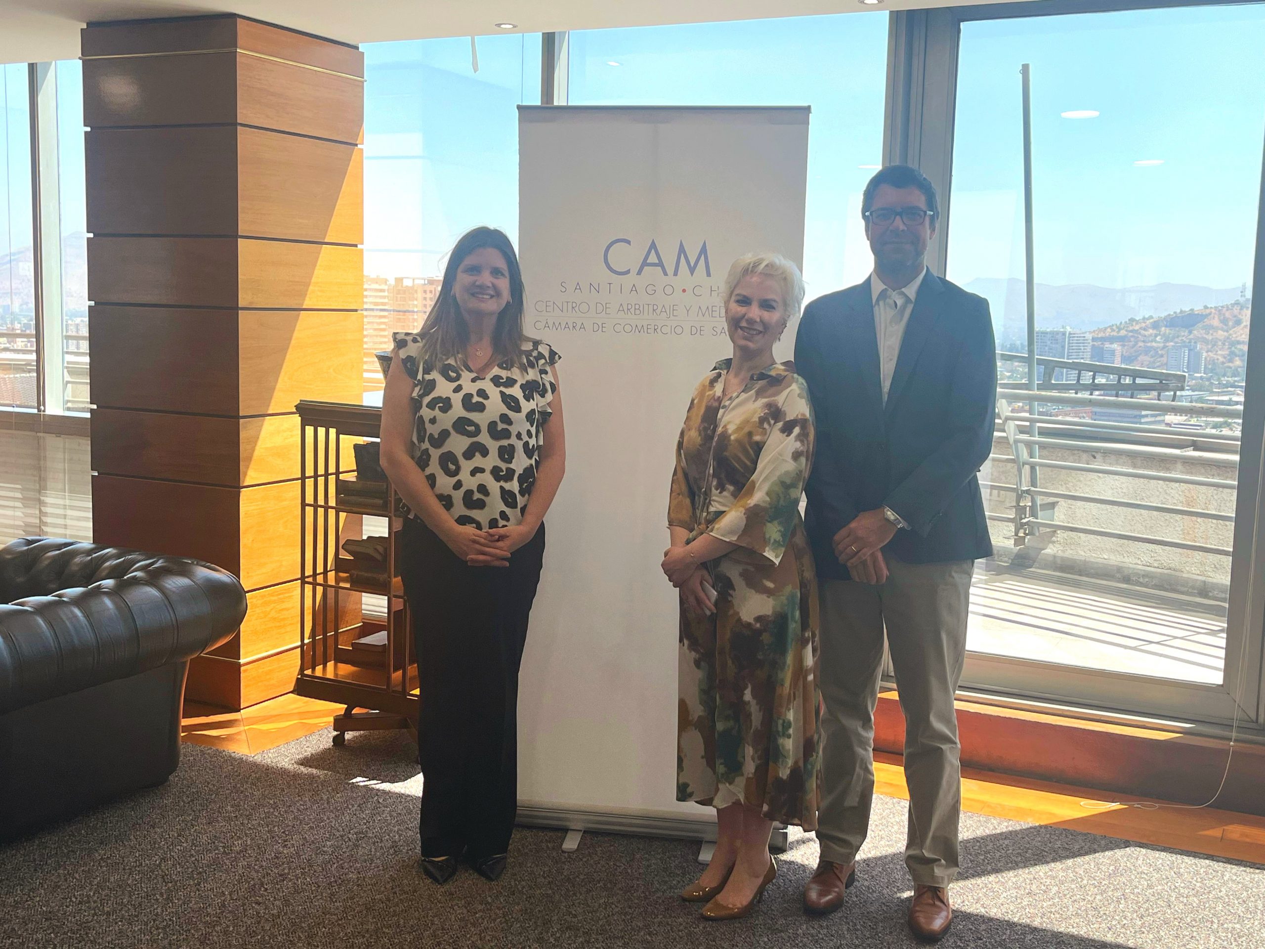 Directora Ejecutiva del CAM Santiago recibe a destacada árbitra internacional