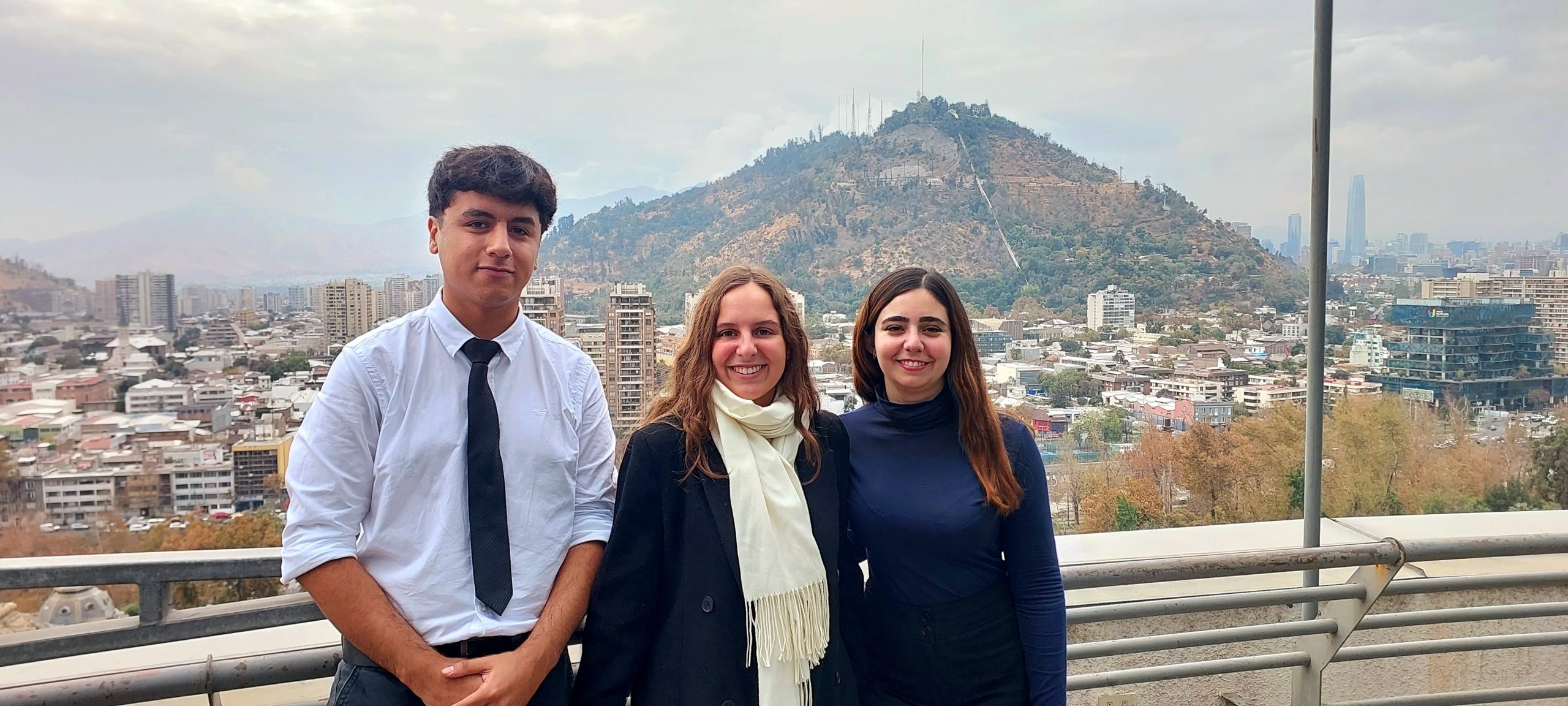 Estudiantes de la UAI, PUC y UCH realizan pasantías de otoño e invierno en el CAM Santiago
