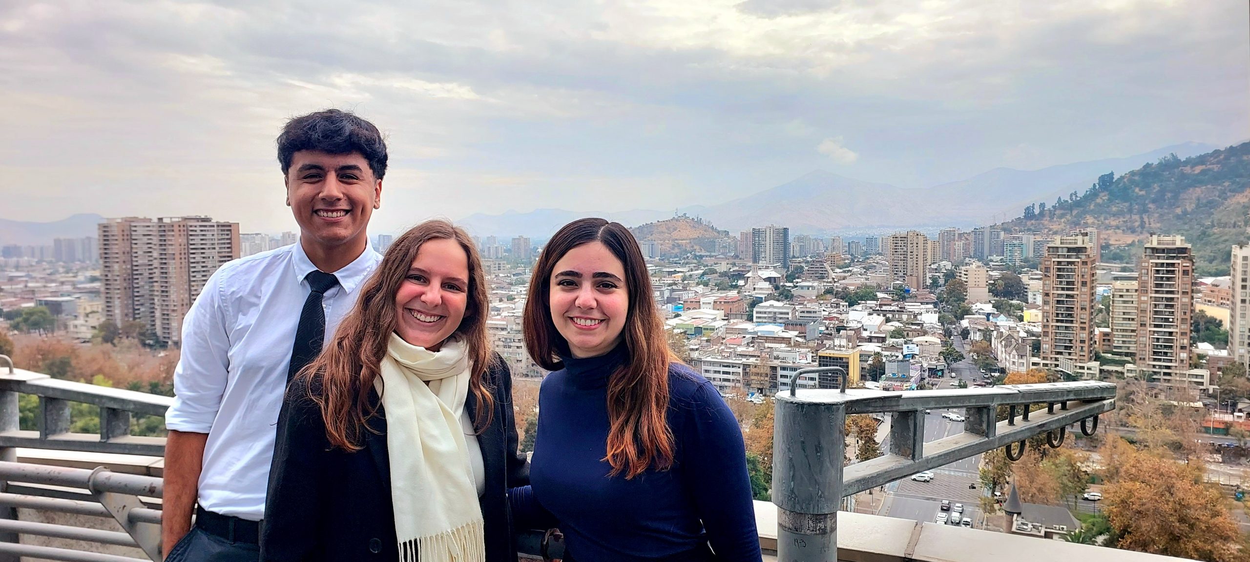 Estudiantes de la UAI, PUC y UCH realizan pasantías de otoño e invierno en el CAM Santiago