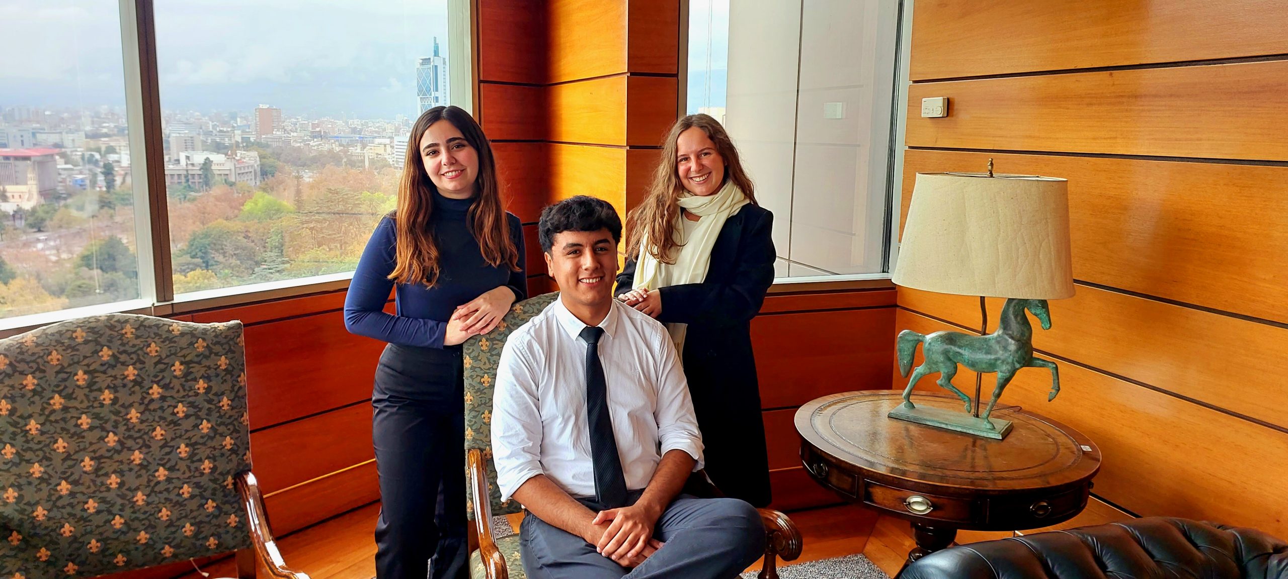 Estudiantes de la UAI, PUC y UCH realizan pasantías de otoño e invierno en el CAM Santiago