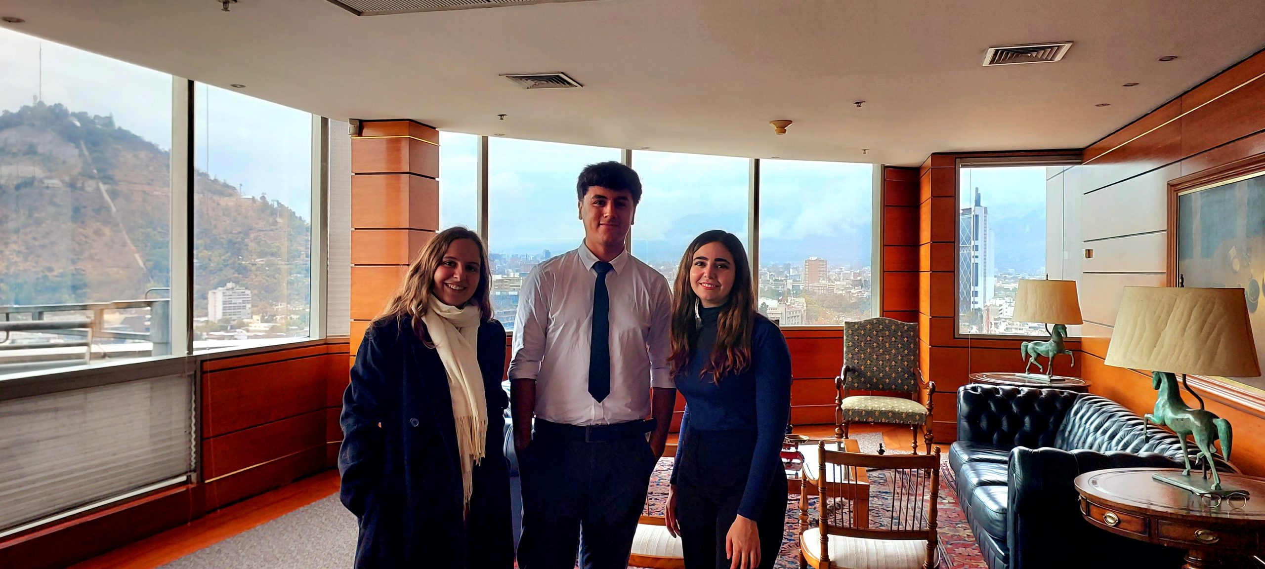 Estudiantes de la UAI, PUC y UCH realizan pasantías de otoño e invierno en el CAM Santiago