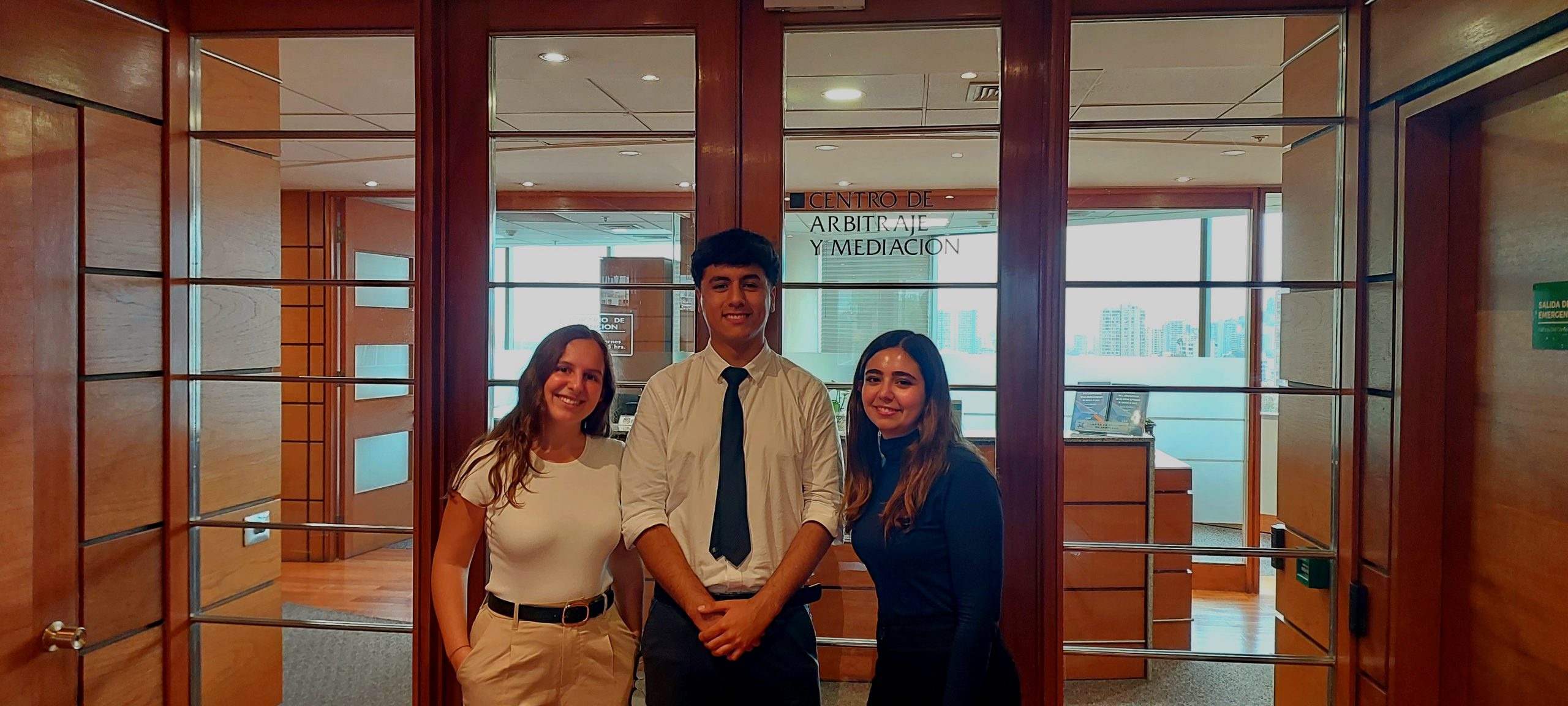 Estudiantes de la UAI, PUC y UCH realizan pasantías de otoño e invierno en el CAM Santiago