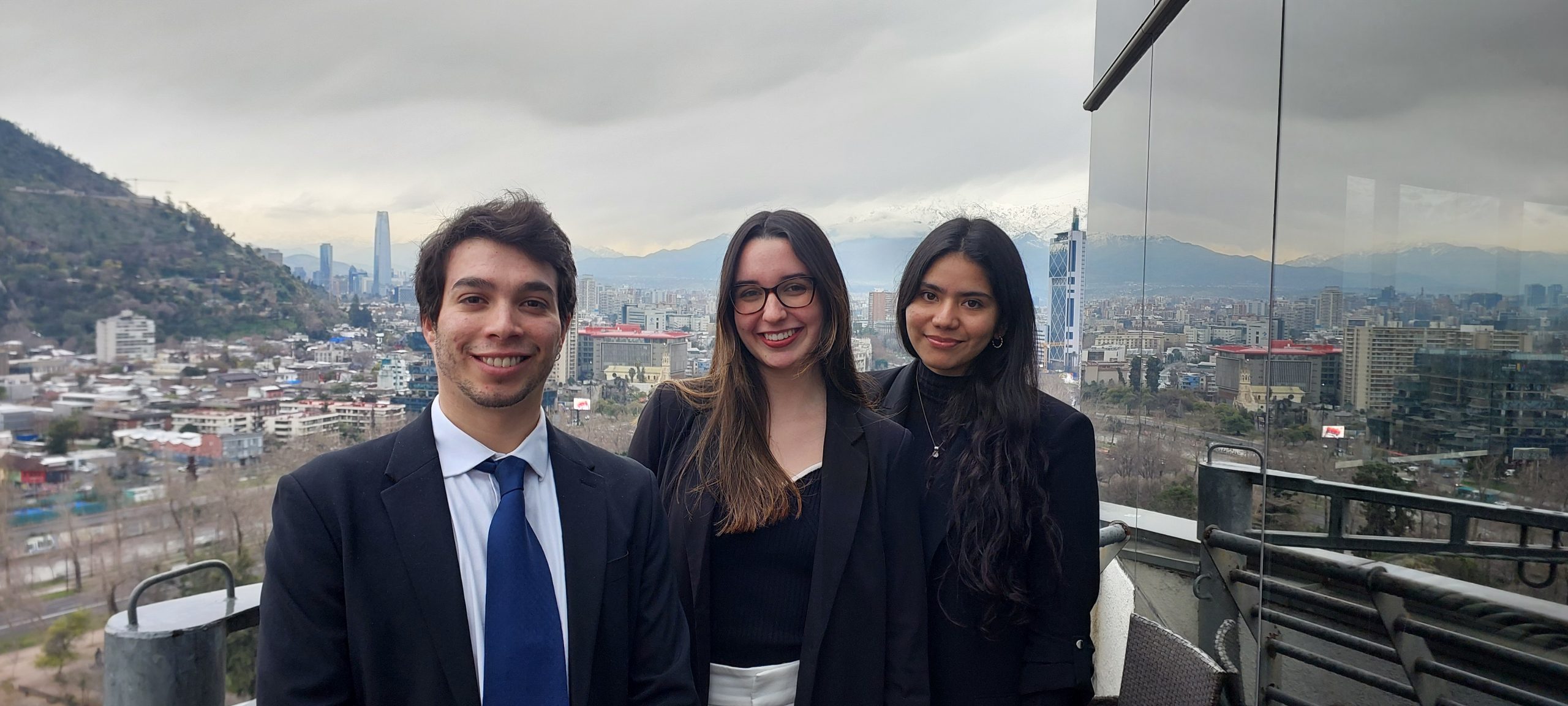 Estudiantes de la UCH, PUC y UNAB realizan pasantías de primavera en el CAM Santiago