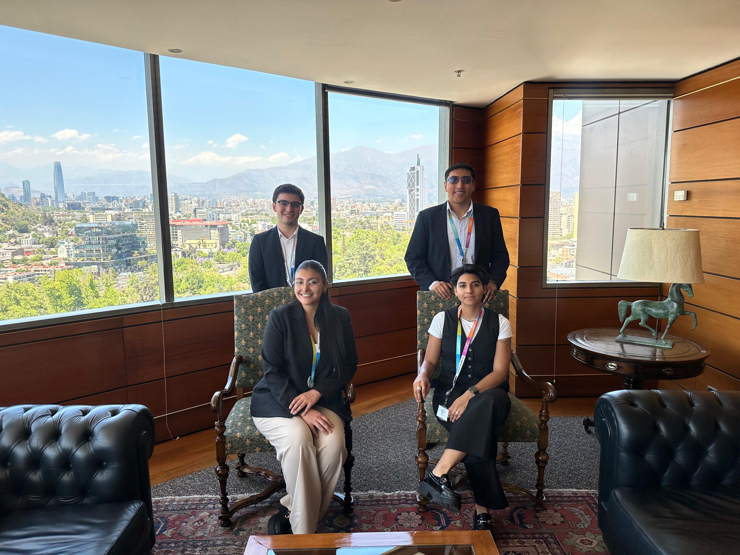 Estudiantes del HCLA y de la UDP realizan pasantías de primavera en el CAM Santiago