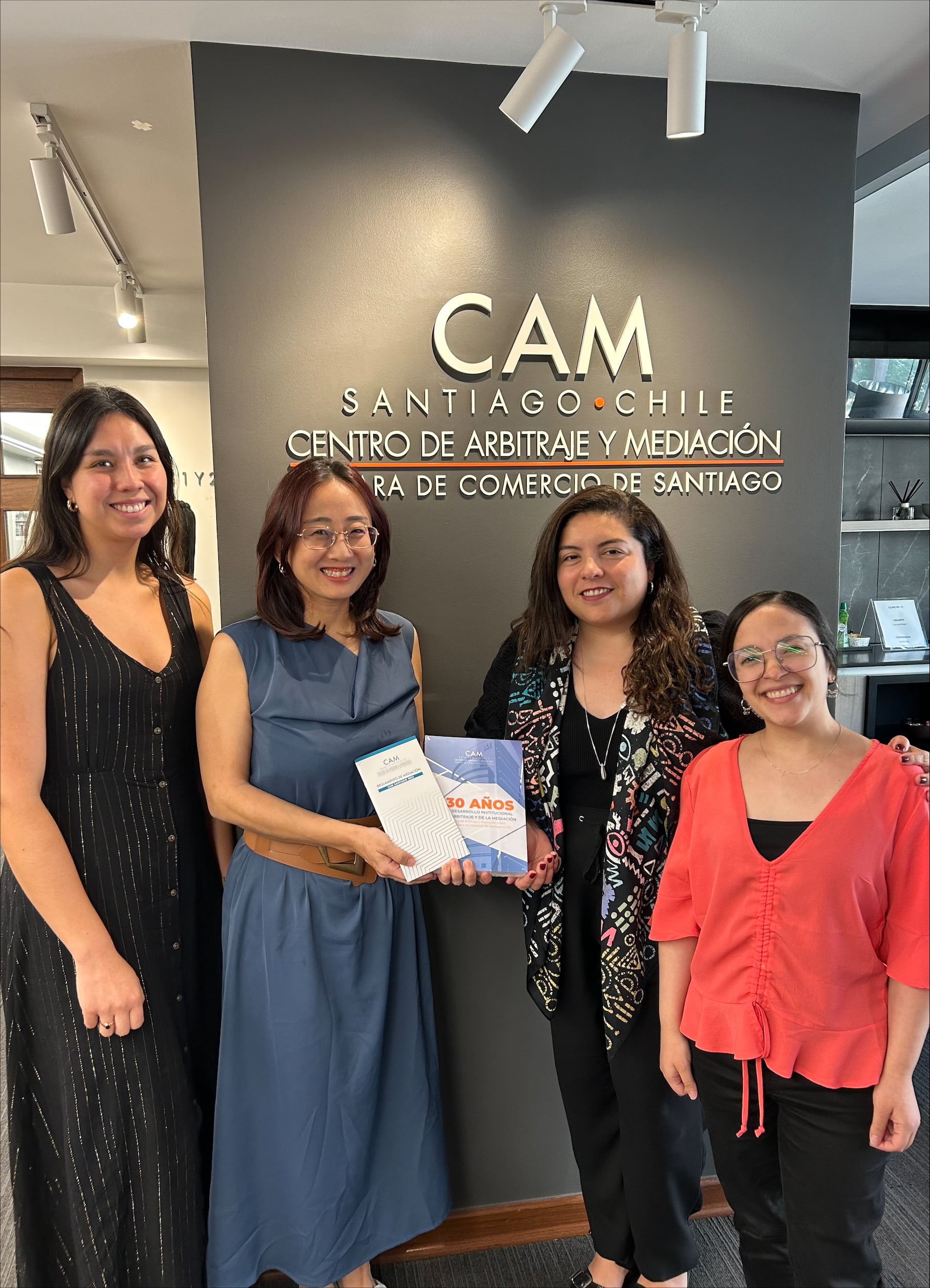 Equipo del CAM Santiago recibe la visita de mediadora singapurense