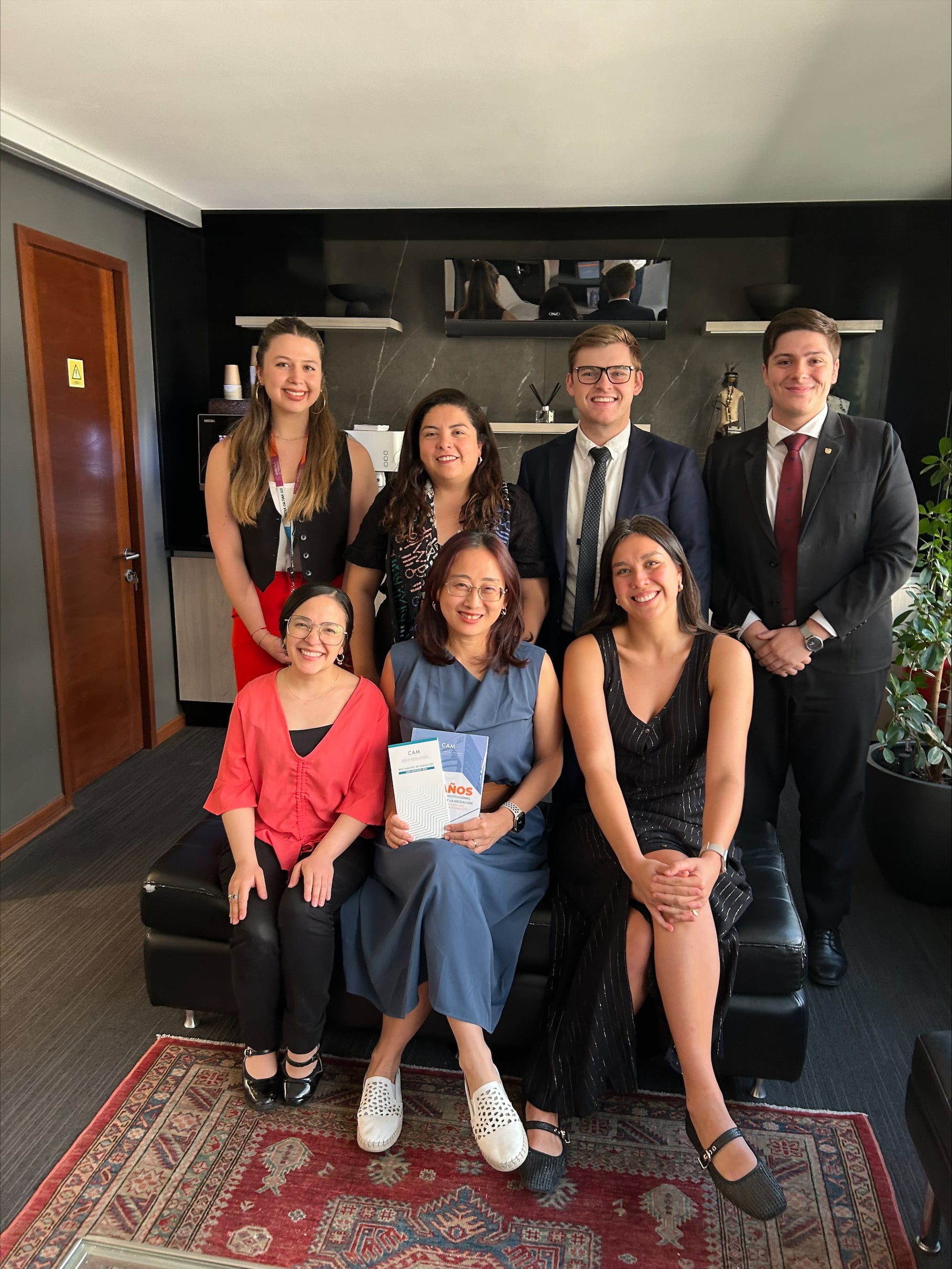 Equipo del CAM Santiago recibe la visita de mediadora singapurense