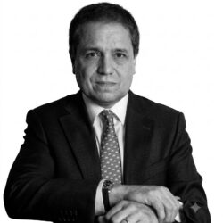 Román Reyes, Paulo
