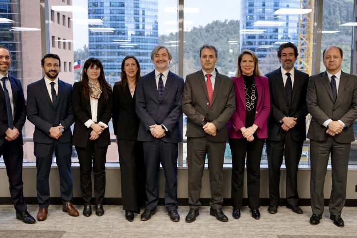 CAM Santiago participa en seminarios académicos sobre cláusulas escalonadas y pruebas en arbitraje