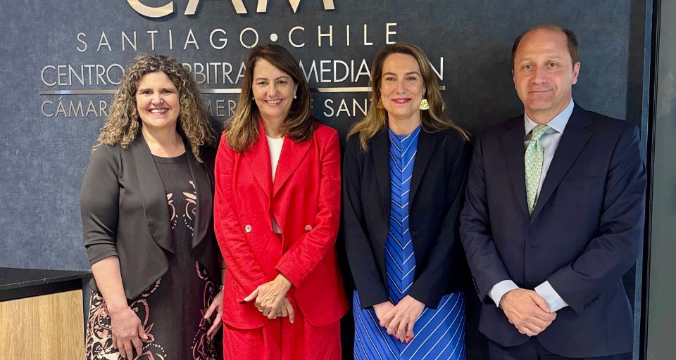 Paula Vial, Consejera del CAM Santiago; María Teresa Vial, presidenta de la CCS; Ximena Vial, directora ejecutiva del CAM Santiago y Ricardo Riesco, presidente del CAM Santiago.