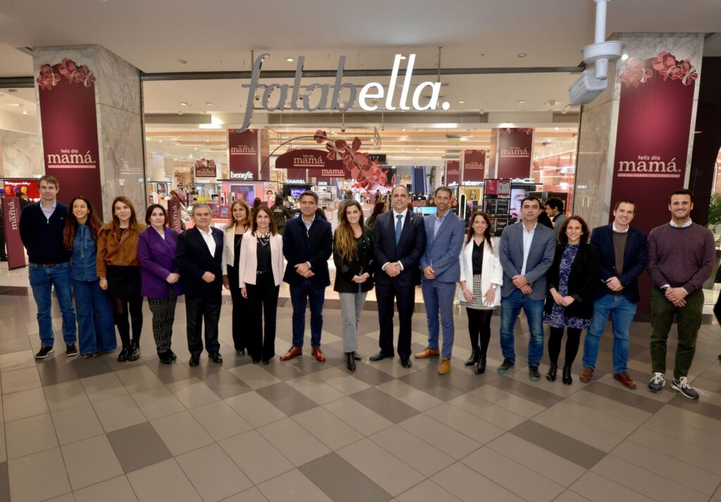 Falabella dio inicio al Mes de la Madre junto a autoridades ...