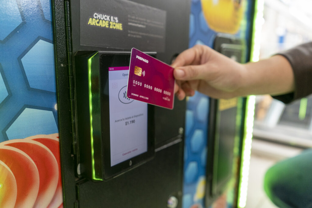 Chilenos en “modo flash”: tecnología de autoservicio reduce en un 80% los tiempos de espera